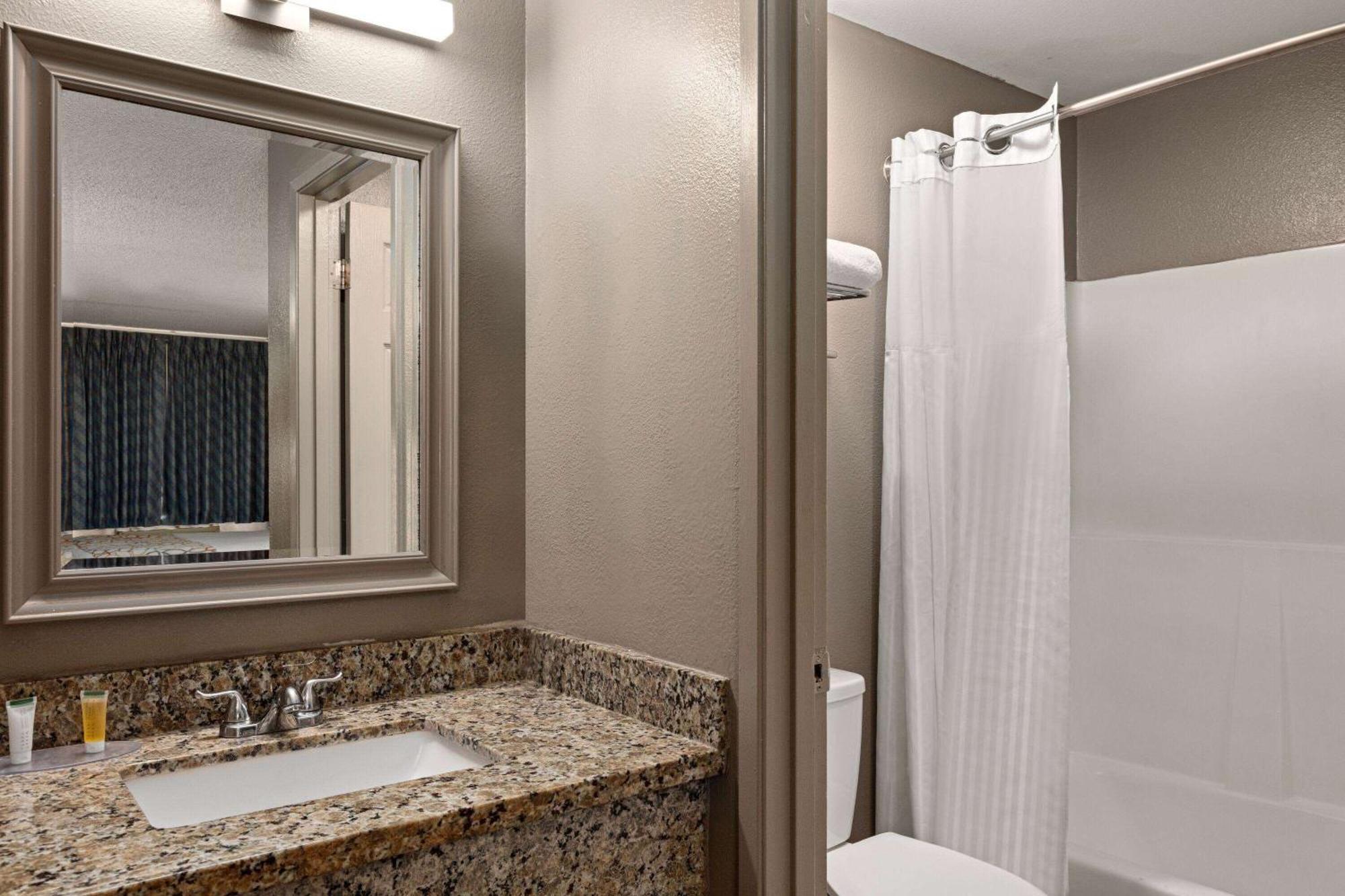 Days Inn By Wyndham Lakewood South Tacoma Eksteriør billede